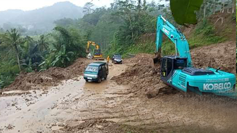 Kendaraan sudah dapat melintas longsor di Blok Camat Desa Cantilan, Kecamatan Selajambe, yang longsor pada Sabtu 17 Mei 2025 lalu