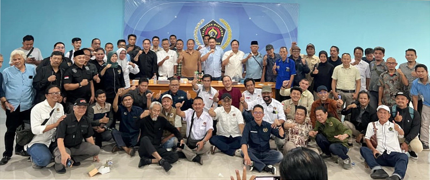 Direktur Kantor Hukum HMU, Untung Sujayadi bersama pengurus PWI Jabar dan para ketua PWI Kabupaten/Kota se Jawa Barat di Kantor PWI Jabar, Sabtu (21/6/2026)