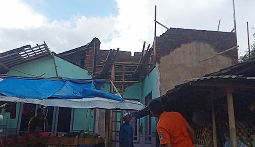 Rumah milik Ramli (57) dan Fajar (29) Minggu (29/6/2025) pukul 19.00 WIB, ambruk