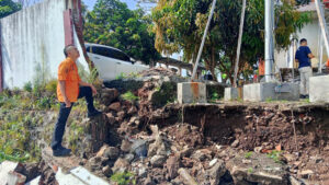 Pagar Kantor Camat Cigandamekar Ambruk