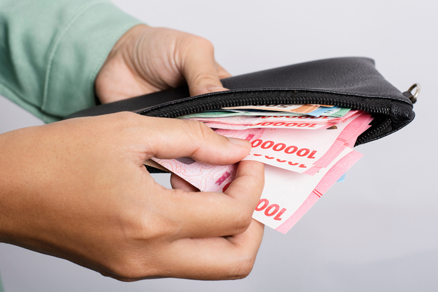 Foto Ilustrasi alasan seseorang memegang uang tunai meskipun tidak menghasilkan bunga?(canva.com)