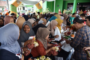 Masyarakat Serbu Gerakan Pangan Murah di Desa Haurkuning