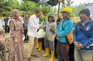 Rokhmat Ardiyan dan PLN Pasang Listrik Gratis di Cisantana