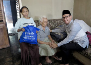 Adiluhung Indonesia Berbagi Kadeudeuh kepada Yatim Piatu, Lansia dan Disabilitas