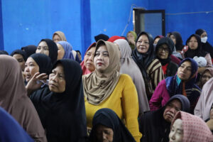 Warga Desa Kalapagunung Serbu Operasi Pasar Murah