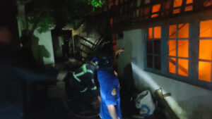 Ketiduran Saat Memasak Lontong, Rumah Lansia di Bayuning Kebakaran