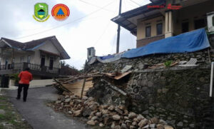 TPT Longsor, Rumah Kasmud Terancam Terseret Longsor