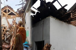 Atap Rumah Eko Ambruk Kini Tak Bisa Dihuni