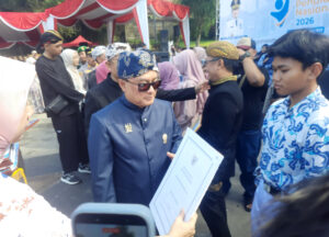 Peringatan Hardiknas 2026, Bupati Serahkan Berbagai Penghargaan
