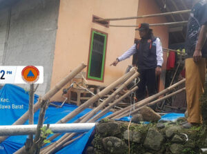 Rumah Junaedi Warga Subang Terancam Terseret Longsor
