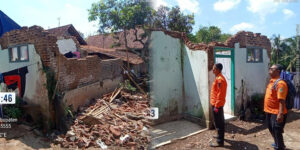 Rumah Abah Sudirman di Japara Ambruk