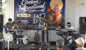 Penggemar Musik Apresiasi “Cirebon Internasional Jazz” di Dapure Isun