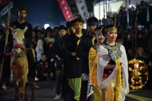 Ritual Damar Sewu Awali Tradisi Adat Seren Taun di Cigugur