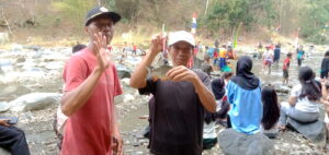Warga Pakembangan Berebut Tangkap Ikan dengan Tangan Kosong Berhadiah Rp500 Ribu