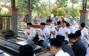 Tradisi Ziarah ke 21 Makam Para Mantan Bupati Kuningan